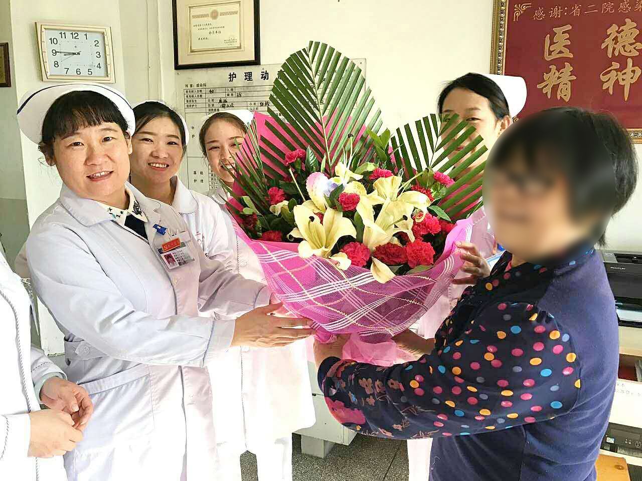 落實優(yōu)惠政策，加大扶持力度。養(yǎng)老本身就是個社會問題，需要全社會的重視和參與。當前云南各地民營敬老院、托老所已有不少，但同民政部門辦的敬老院、托老所等相比，還存在著政策支持、經(jīng)費保障、經(jīng)營風險等困難。推動社會化養(yǎng)老產(chǎn)業(yè)發(fā)展，讓民營養(yǎng)老服務(wù)機構(gòu)發(fā)揮更大作用，需要政府部門切實轉(zhuǎn)變觀念，落實優(yōu)惠扶持政策，加強機構(gòu)監(jiān)督管理，營造更好的發(fā)展空間。